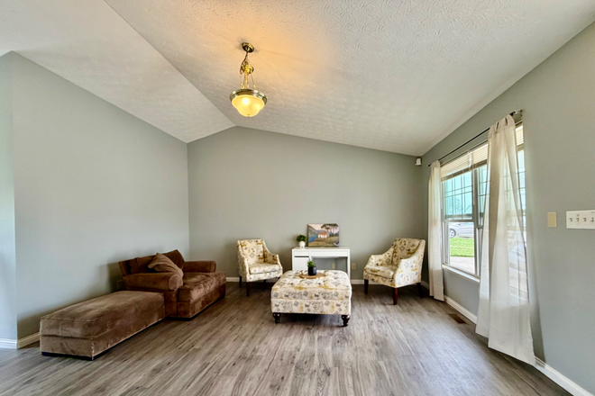 Living room w/ vaulted ceilings - 3 bedroom specious house near Purdue campus available to rent out to 3 students