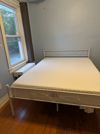 queen size bed - Furnished room in home-Witherspoon St-Princeton