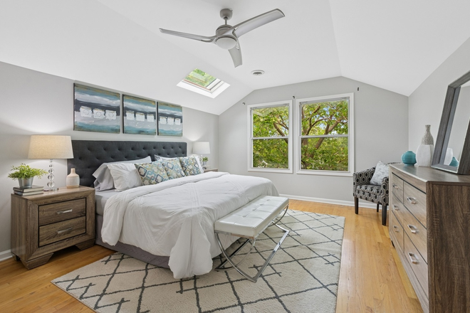 Bedroom - 1006 Foster St Available 9/26 & 9/27! 5/6 Bed Beautiful Building Close to Campus Groups/Individuals