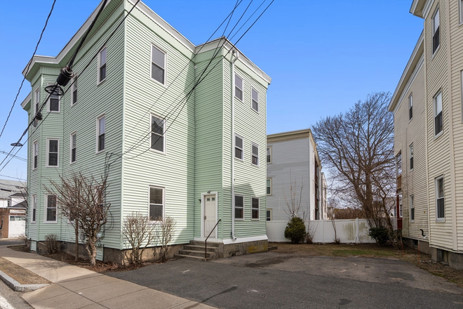 Driveway side - Newly Renovated Apt - 10 min to Harvard Sq