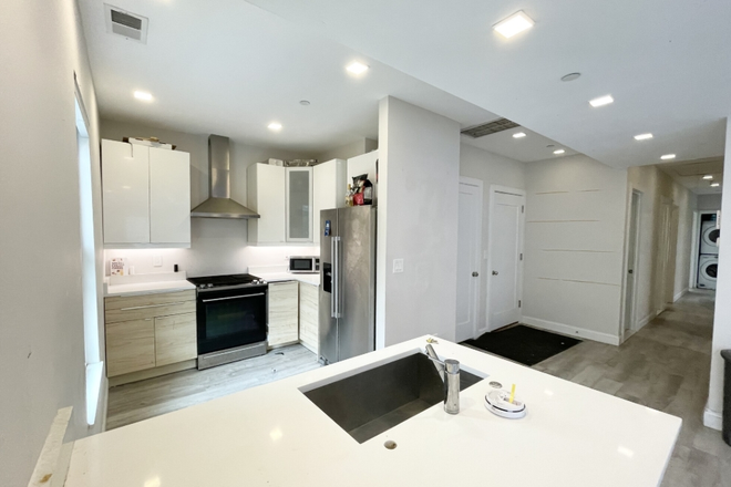 x - 113 Hillside St #3 – Mission Hill | 5 Bed / 3 Bath | 9/1/2026