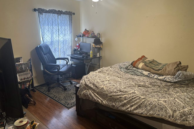 Guest room Available. (13.5ft x 10ft) (Furniture not included) - Ashington Park 4 Bed House, 2 Roommates Wanted