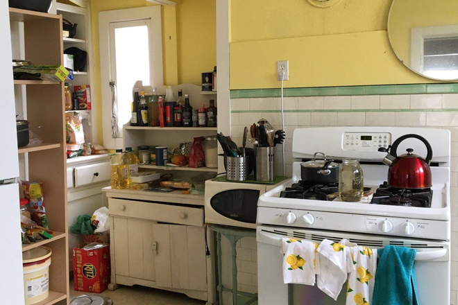 Kitchen - Penthouse Views: Small Deck & Yard: Quiet Single Room: Housemate is away until November 26
