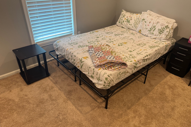 Available room - 1 Room in House All Utilities Included in Price - 10 min Walk to UMD Campus