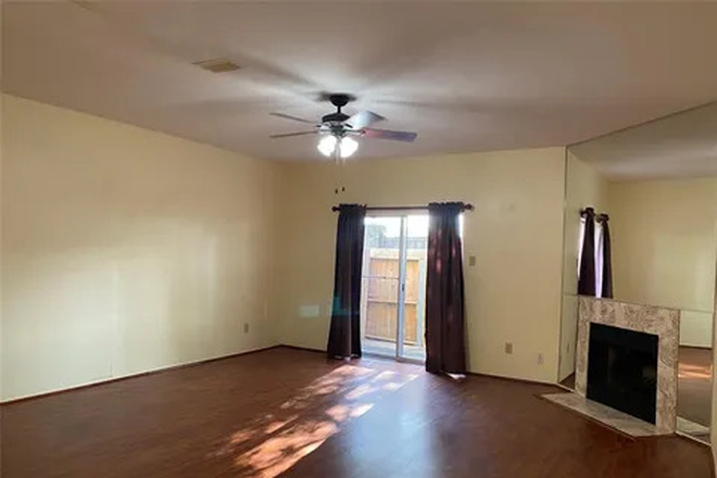 1st Floor Living Room - 2 Bed 2.5 Bath 2 Floors Condo Accepting August Lease