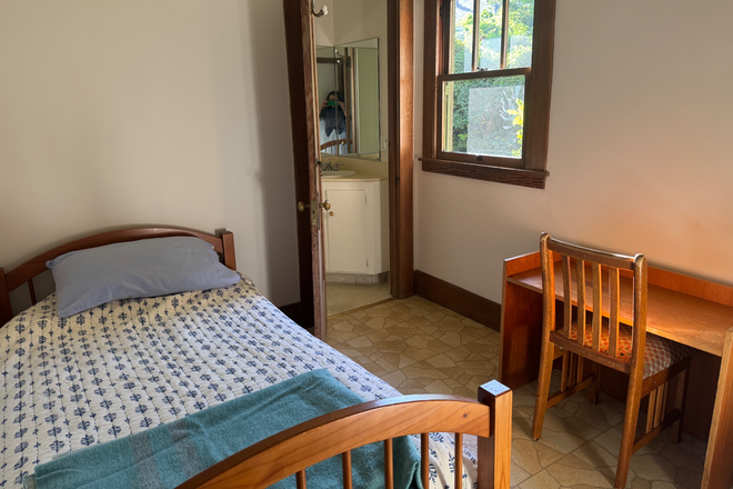 Bedroom with half bath - 2 beds in historic Berkeley home near Gourmet Ghetto and Solano