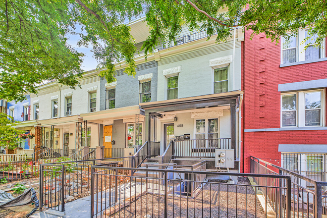 Classic Row Home - Classic Row Home Steps From Campus