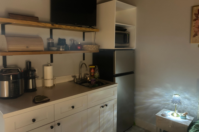 PLEASE NOTE: Current pictures demonstrate some of active renters furniture and decorative design - Efficiency/Studio in South Miami, walk to UM, available after November 16, 2025 House