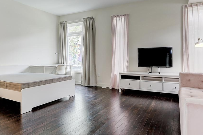 Bedroom A - Private room in a co-living townhouse at Sackville St, Toronto
