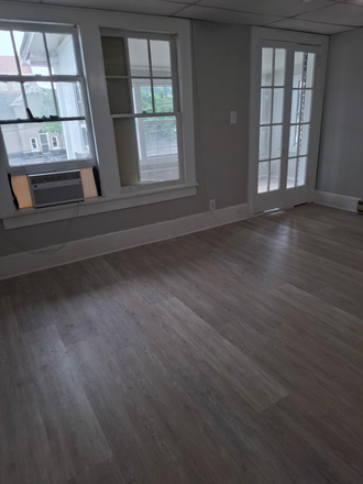 Living area - 2/3 br, 1 bath apartment available. Move in today! Walk to class!