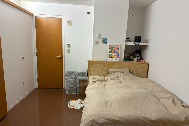 queen-size bed - Private room with a green garden view near Harvard Law School