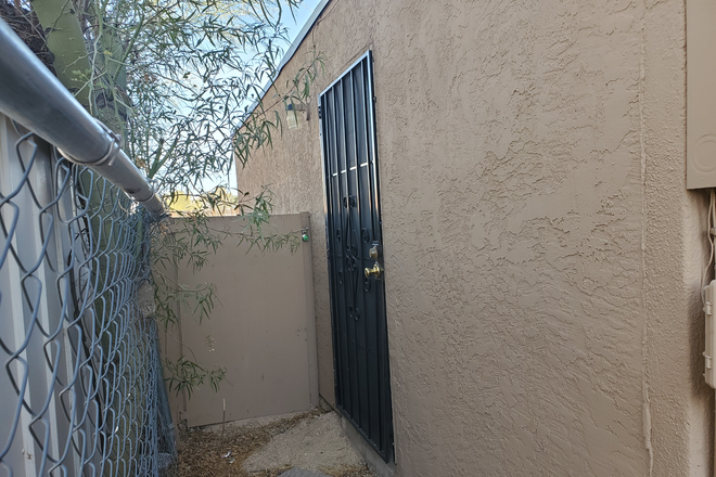 Exterior - Super cozy studio very close to campus!