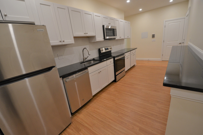 Kitchen - 4 separate Rooms in 3/4 Split walk to Campus for 4 roommates 9/1