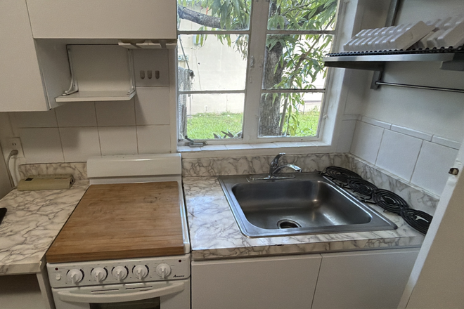- New Grove Central Metro Station Charming Cottage Studio in Garden