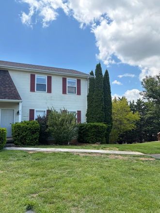3 bedroom, 2 bath, 3 level townhome - 3 bedroom, 2 bath townhome 10 minutes from VT campus. Fenced backyard.