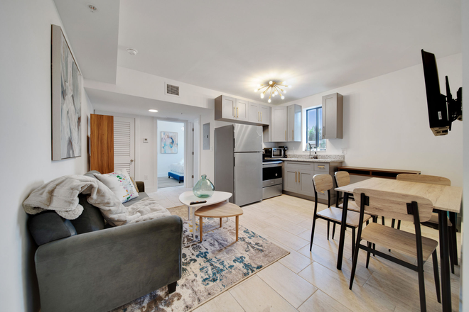 Livingroom - 2 Bedroom Apartment In-between UM and Brickell