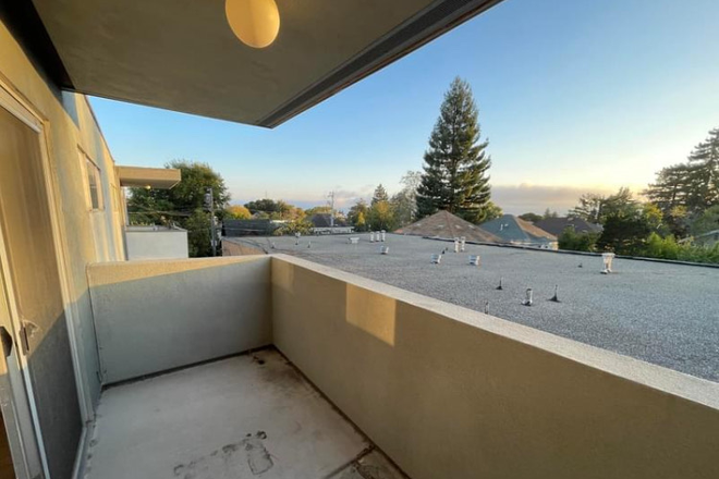 Balcony - Spacious and private room in a 3 bedroom apartment on Northside of Berkeley