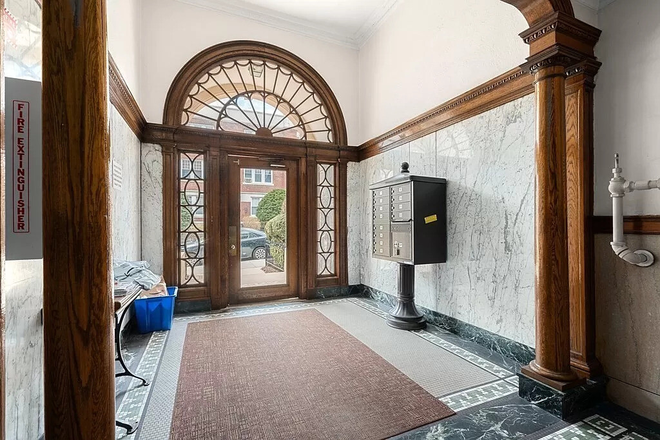 Foyer - Spacious Bedroom with Private Bathroom Available! Close to BU Campus