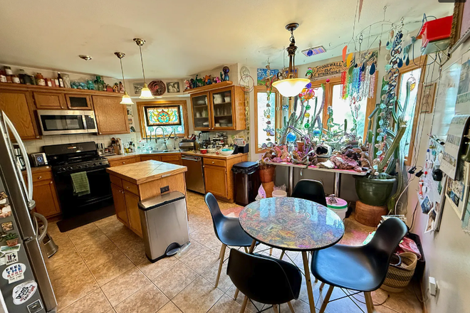 Kitchen - Room in a Beautiful Home — Art, Vaulted Ceilings, Stained Glass, All Utilities Paid