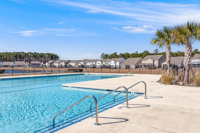 Neighborhood Pool! - 3B 2.5Ba Townhouse in Cute Summerville Neighborhood