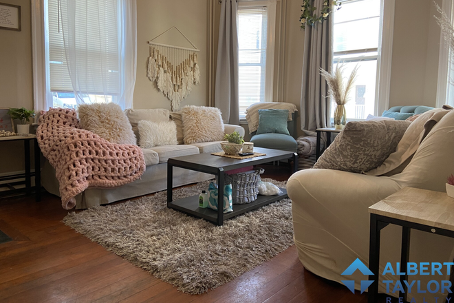 Living Area - Cheap 5 Bedroom in Mission Hill on Sunset Street!!