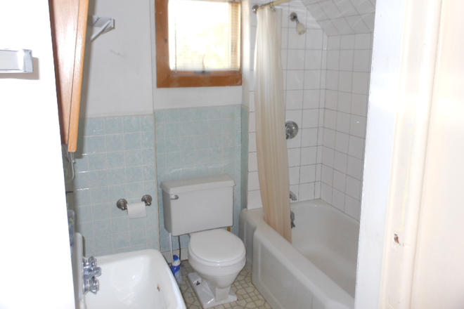 Full Bath - 2 Bedroom - Available Aug 15th or Sept 1st - Walk To Tufts, Whole foods & Starbucks & Mystic River Duplex