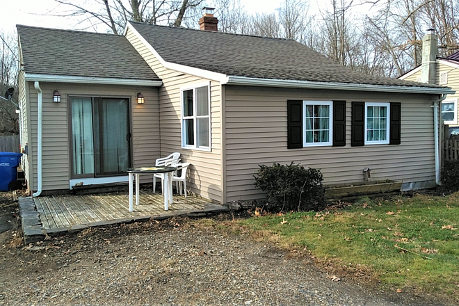 Exterior - Perfect 2 br Single Family Lake House 15 Min to Campus