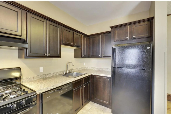 Kitchen - 2-Bedroom walking distance to campus Apartments
