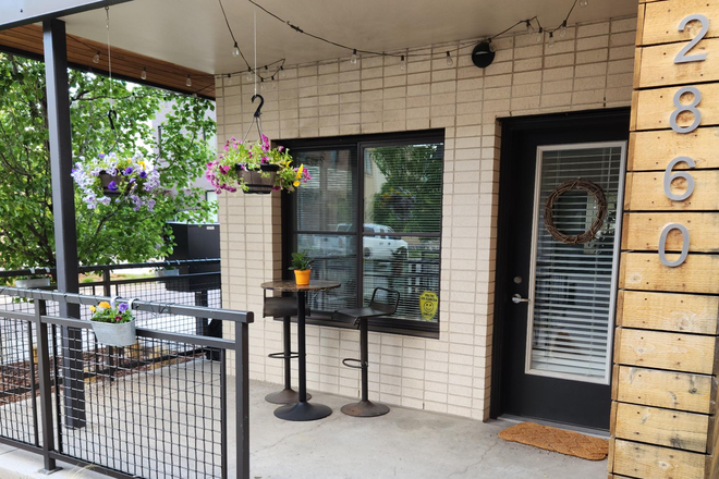 Front Porch 2 - Private Bed/Bath + Shared Common Space in S'park West Neighborhood Townhome