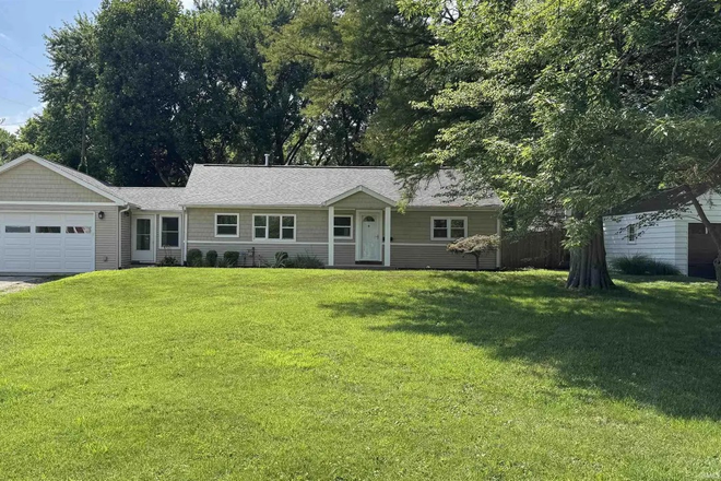 Front of property, large yard with lots of room to run - Cute Grant Street Home, close to schools and campus, available NOW