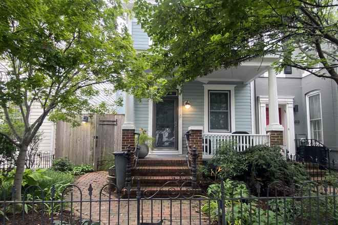 House front - Wonderful Furnished Rowhouse in Heart of Capitol Hill