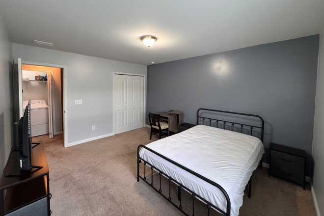 Bedroom - Quiet Private Room in Residential Housing House