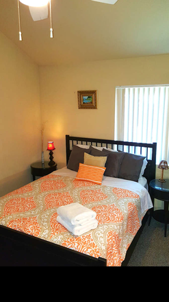 Queen bed with vaulted ceiling - Spacious Bedroom with Private Bathroom, Vaulted Ceiling, Walk-in Closet, ~280 sq ft!! Condo