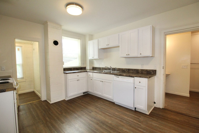 Kitchen - Beautiful home in Downtown Harrisonburg for rent upcoming school year!- 352 Old South High