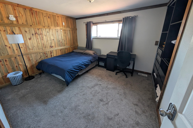 Bedroom - Furnished room, free parking, on bike path, close to bus/train