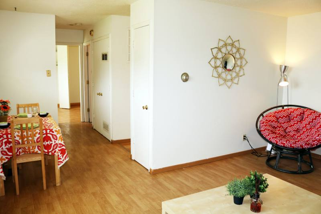 Living Room - 1-Bed Near Campus (Highland)