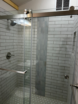 Shower - E 8TH ST & CAMPBELL - 2 BLOCKS FROM CAMPUS