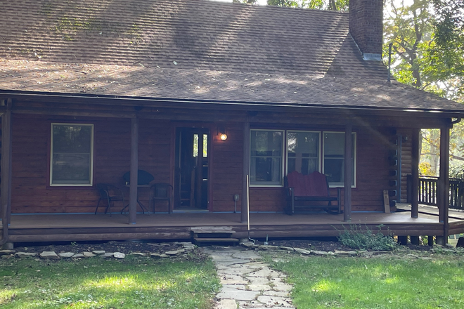 Front Entrance - Fully Furnished Cozy Cabin in Quiet Lake Community