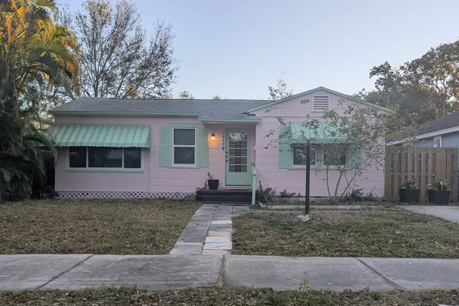 Front of house - 2/2 Home between USF-St. Pete and the beaches