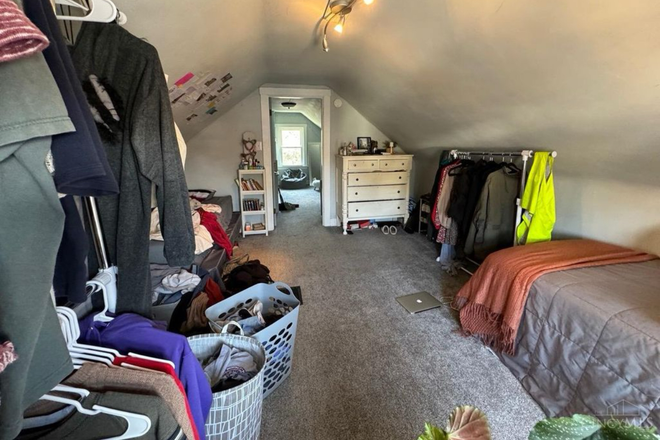 Upstairs bedroom - Rooms for rent, 15 min walk to UC (available now)