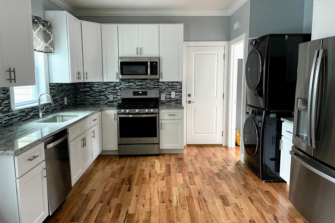 Kitchen - Private Bedroom in Shared 3-Bedroom 2-Bathroom Furnished Apartment Available - $1200/month