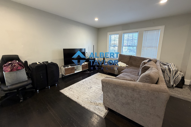 Living Area - 4 Bed 2 Bath on parker Hill Ave!! Apartments