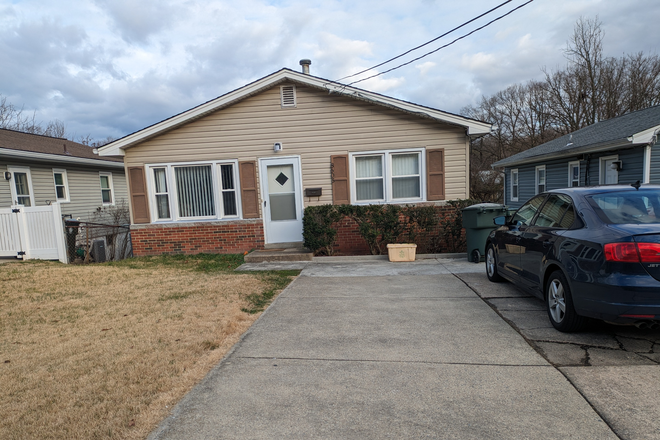 front of house - 5B/2B, Walking dist., 200yd.to UMD, Off ST. Parking, UMD bus, fenced yard ,deck, a/c. gas heat
