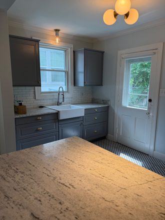 White apron sink and designer lights - Quiet Home within walking distance to the U of M and the Highland Strip