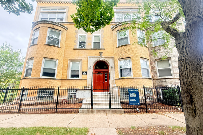 Front Street View - Huge 3 Bedroom / 3 Bath Duplex Updated Condo Quality Rental