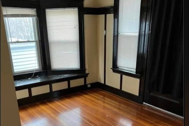 Unfurnished bedroom - Small Davis Square Bedroom in 6 Bed with Private Balcony Access - Great Location! Duplex
