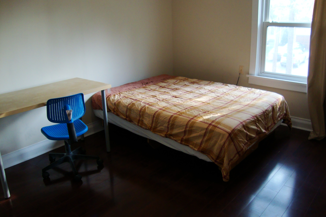 Bedroom - Three rooms available for rent in a house near UTSC