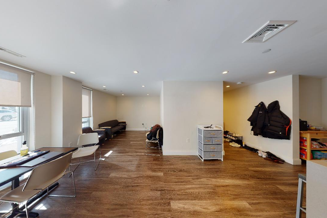 Call NOW for showings! 617-236-8550 - TREMONT ST - *1/2 FEE* MODERN OPEN CONCEPT 5BR IN SOUTH END FOR *9/1/2026* W/ LNDRY IN BLDNG, 2 BATH Condo