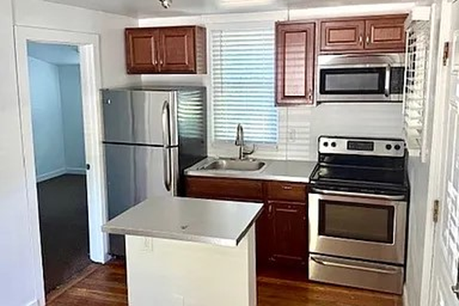 1915 1/2 Goss - 1915 1/2 Goss St (2BR,1BA)