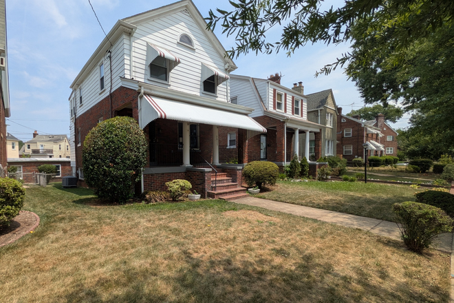 Front of the house with wrap around yard - 3815 South Dakota Ave House